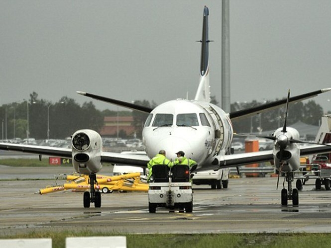 Chiếc Saab 340 đã hạ cánh an toàn trong sự sững sờ của mọi người. Cái cánh quạt bên phải đã biến mất hoàn toàn /// Ảnh chụp màn hình SMH