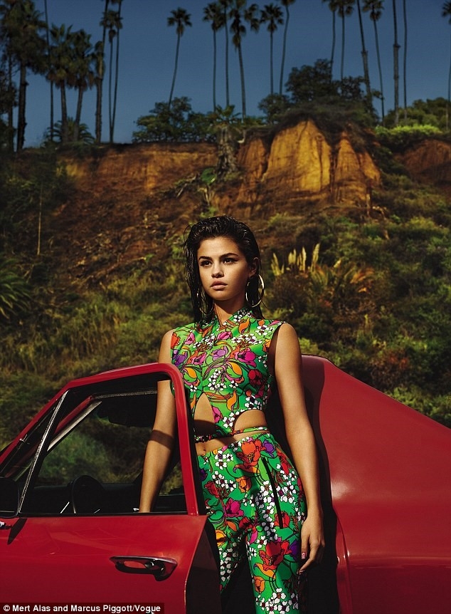Selena Gomez nong bong khi lan dau len bia Vogue hinh anh 3