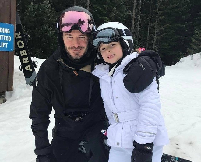 Khoanh khac David Beckham nam tay con gai 'gay bao' mang hinh anh 7