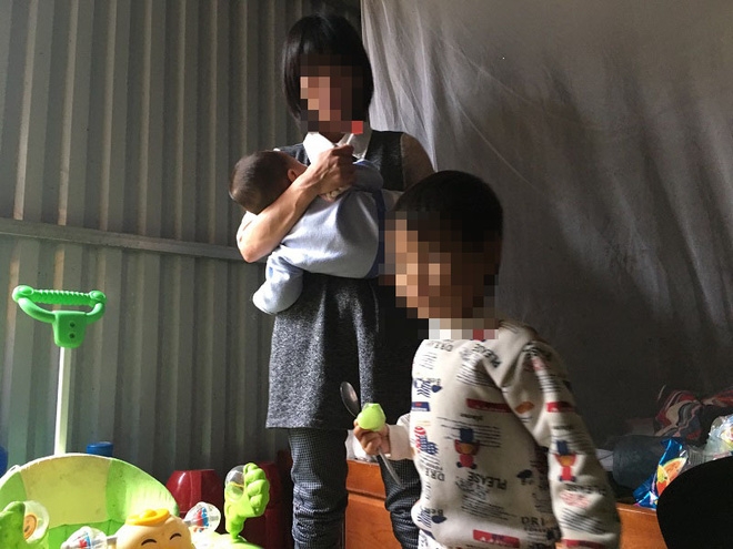 Người mẹ lý giải việc để con gái 3 tuổi không mặc quần áo đứng giữa trời mưa rét - Ảnh 2.