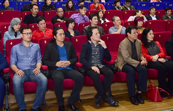 vo-con-tran-lap-du-buoi-cong-chieu-phim-ve-buc-tuong-6