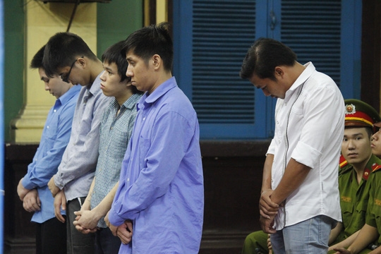 Bị cáo Như (áo trắng) và đồng phạm tại phiên tòa sơ thẩm.