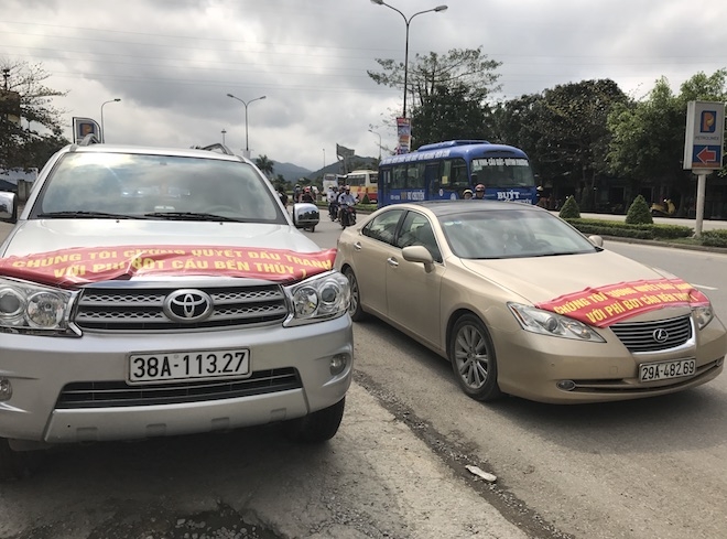 Hơn 30 ô tô lại lên cầu Bến Thuỷ phản đối thu phí, CSGT điều động xe cẩu cưỡng chế - Ảnh 3.