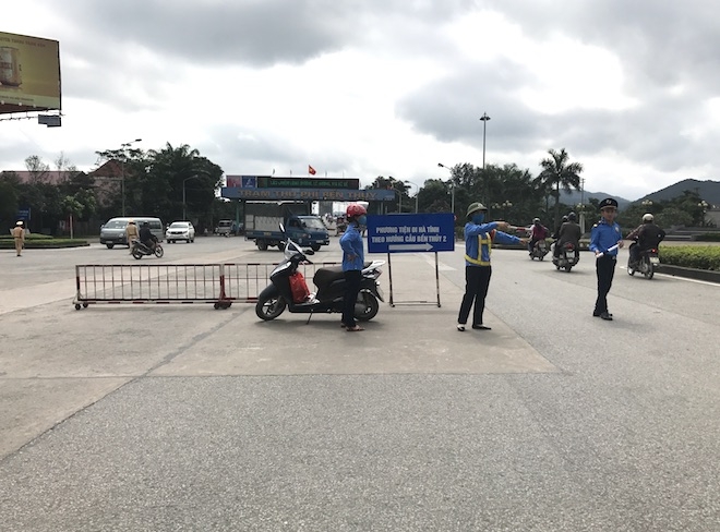 Hơn 30 ô tô lại lên cầu Bến Thuỷ phản đối thu phí, CSGT điều động xe cẩu cưỡng chế - Ảnh 4.