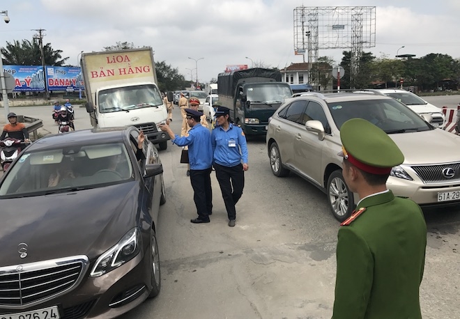 Hơn 30 ô tô lại lên cầu Bến Thuỷ phản đối thu phí, CSGT điều động xe cẩu cưỡng chế - Ảnh 11.