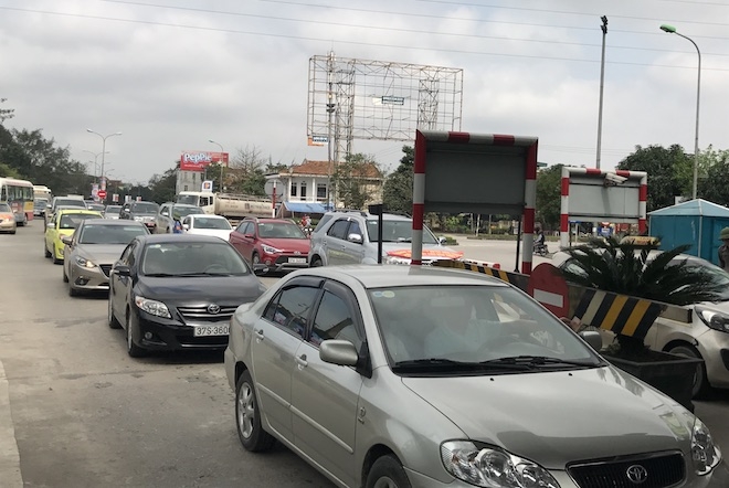 Hơn 30 ô tô lại lên cầu Bến Thuỷ phản đối thu phí, CSGT điều động xe cẩu cưỡng chế - Ảnh 17.