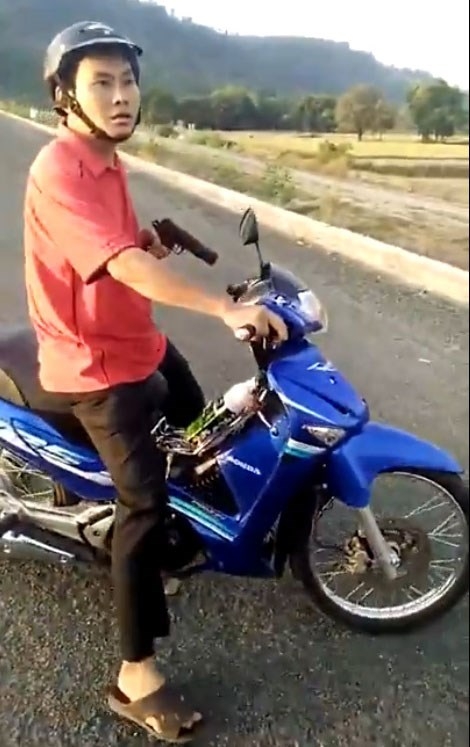 Kiểm điểm phó phòng nông nghiệp dùng súng nhựa dọa bắn dân - ảnh 1