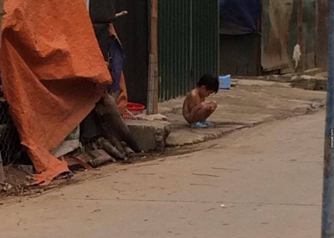 Người thân của bé gái bị bắt cởi hết đồ đứng ngoài mưa rét: Ngày nào mẹ con bé cũng lột đồ nó - Ảnh 2.