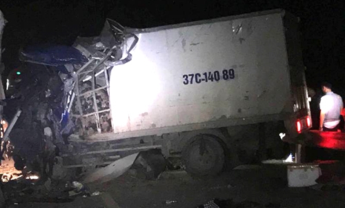 12-nguoi-gap-nan-khi-xe-tai-dam-xe-khach-1