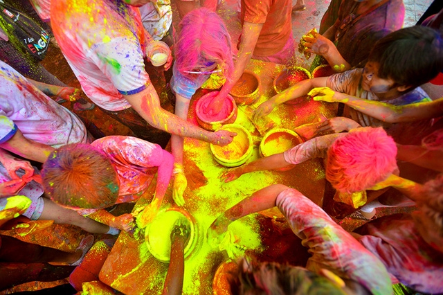 Holi là một lễ hội mùa Xuân phổ biến ở Ấn Độ, Nepal và Nam Á. Hiện nay, lễ hội này đang được phổ biến trên toàn thế giới.