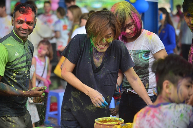 Người nào càng nhận được nhiều màu càng may mắn, các màu sắc khác nhau trong lễ hội sẽ tượng trưng cho một năm đầy may mắn.