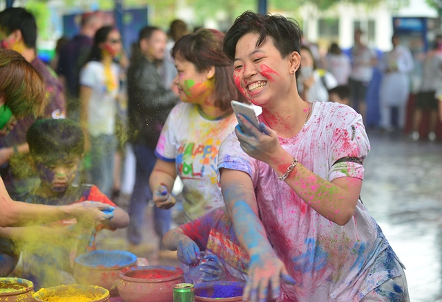 Lễ hội Holi được tổ chức vào ngày trăng tròn vào tháng 3 hàng năm. Lễ hội sắc màu rực rỡ này được tổ chức ở hầu hết mọi nơi trên đất nước Ấn Độ.