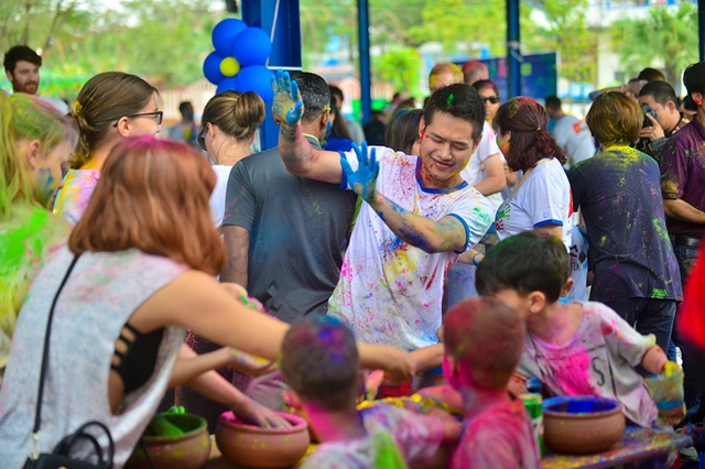 Xung quanh Holi là nhiều truyền thuyết đi cùng. Theo truyền thống, mọi người nắm trong tay bột màu khô hoặc các quả bóng có chứa dung dịch màu để ném và phun vào những người khác.