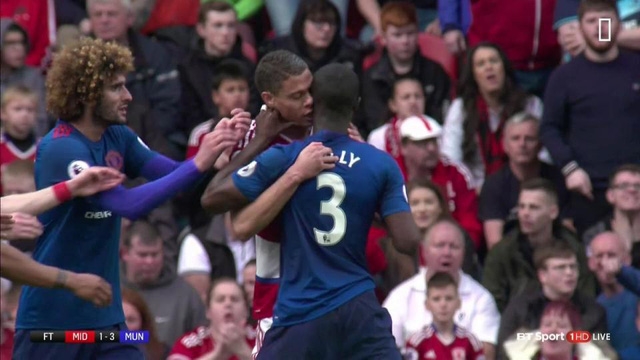 Gestede bị nghi có ý định cắn vào cổ Eric Bailly