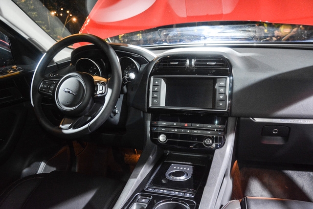 Đối thủ Porsche Macan, Jaguar F-Pace, chính thức ra mắt tại Việt Nam - Ảnh 10.