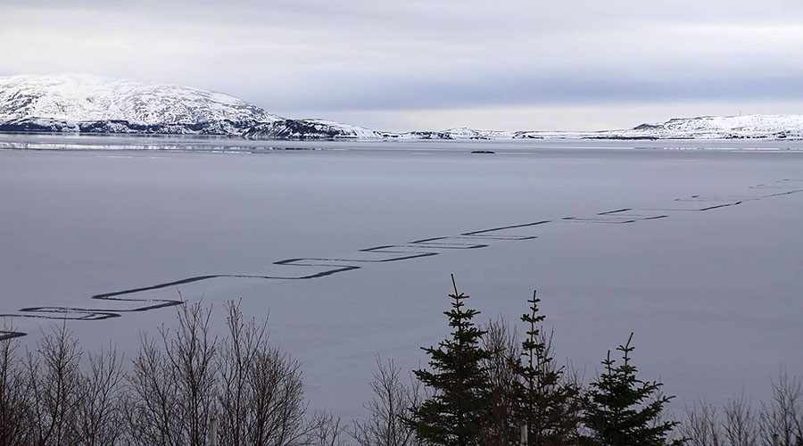 duong zig zag bi an tren ho lon nhat iceland hinh anh 1