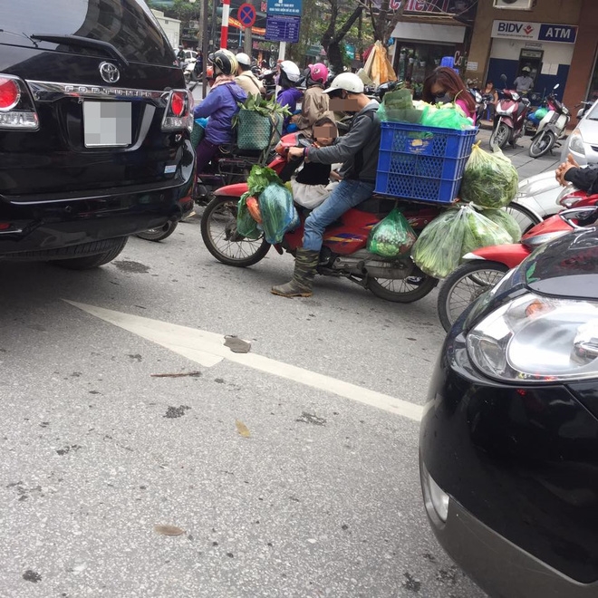 Khoảnh khắc trên phố Hà Nội khiến người ta vừa giận vừa thương - Ảnh 1.