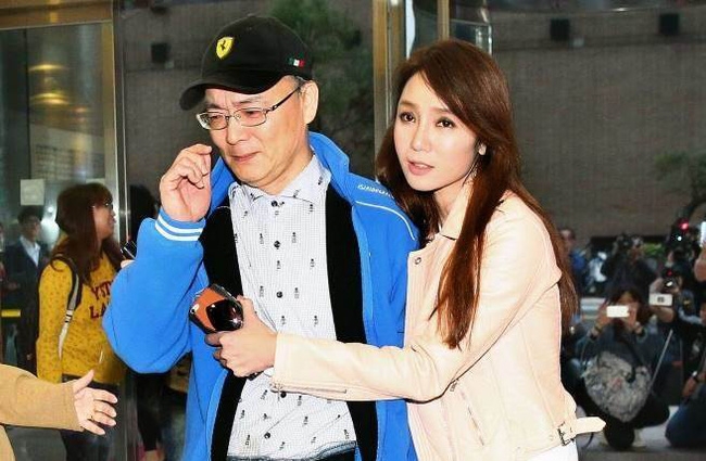 Mỹ nhân Việt và chuyện tình xa xứ: Người hạnh phúc với trai trẻ, kẻ lén lút kết hôn với tình già - Ảnh 2.