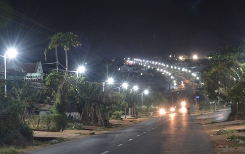 1.000 hộ dân tự góp tiền làm đèn đường, trả tiền điện... chiếu sáng quốc lộ - ảnh 4