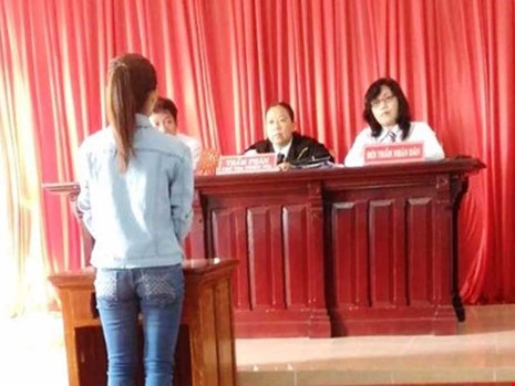 Chủ tọa: 'Chị quá giỏi, tòa phục chị luôn' - ảnh 1