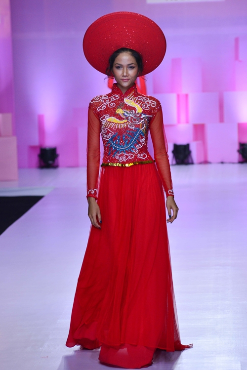 hoa-khoi-khanh-ngan-long-lay-voi-ao-dai-do-ruc-8