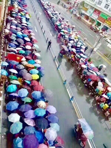 Vi sao khach Trung Quoc qua cua khau Mong Cai tang hang nghin nguoi? hinh anh 1