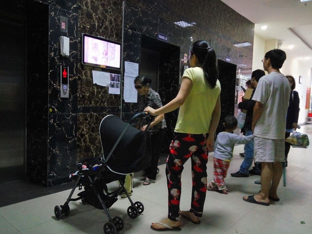 Văn hóa đi thang máy tưởng là chuyện đơn giản nhưng lại khiến nhiều người bức xúc, ám ảnh