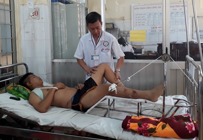 Canh sat co dong bi 'quai xe' tong xe chan thuong so nao hinh anh 1