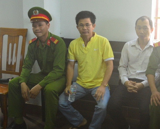  Bị cáo Trần Minh Lợi (áo vàng) trong lúc chờ phiên tòa xét xử 