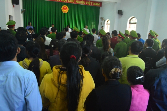  Rất đông người nhà và người dân tới theo dõi phiên tòa 