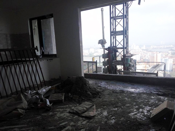 Hà Nội: Háo hức nhận nhà, nhiều cư dân tá hỏa khi chung cư vẫn là... bãi chiến trường - Ảnh 2.