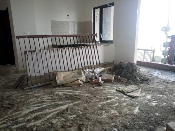 Hà Nội: Háo hức nhận nhà, nhiều cư dân tá hỏa khi chung cư vẫn là... bãi chiến trường - Ảnh 3.