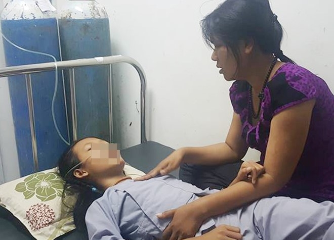 Hoc sinh lop 4 bi me ban cung lop danh nhap vien hinh anh 1