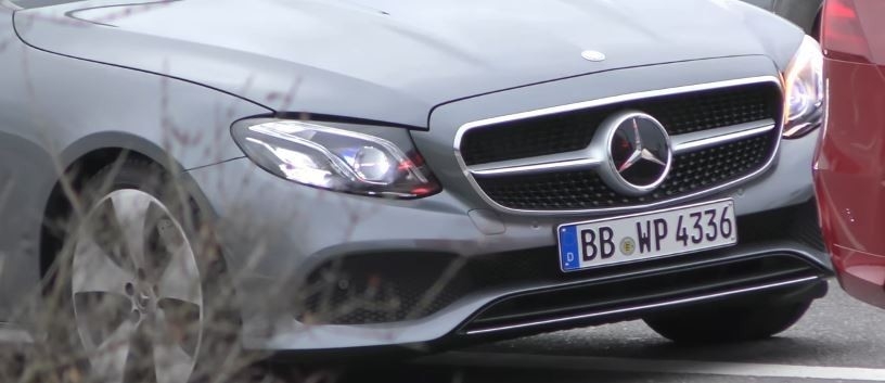 Mercedes-Benz E-Class Cabriolet ban san xuat lo dien tren pho hinh anh 2