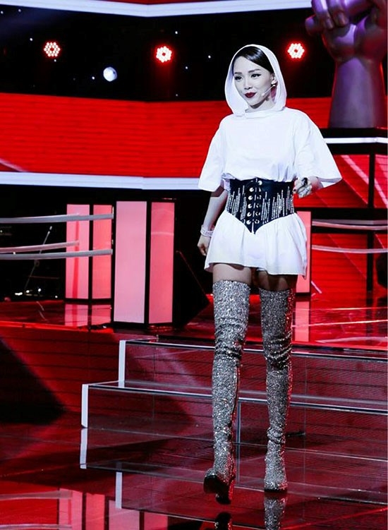 Sao 'an gian' vong hai voi mot corset hinh anh 13