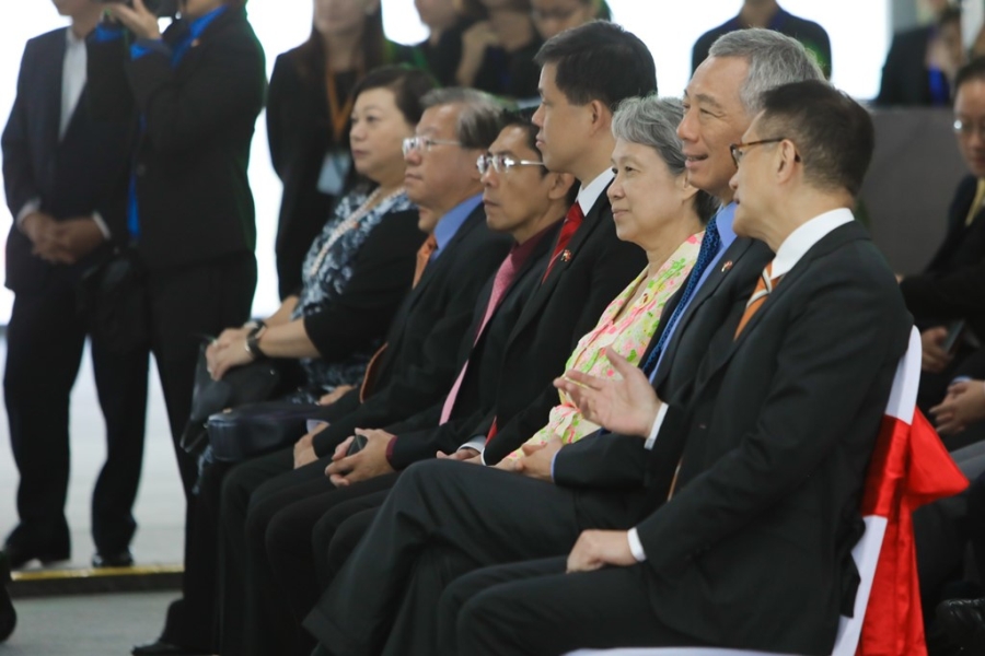 Thu tuong Ly Hien Long tham sieu thi, 'selfie' voi nguoi dan hinh anh 3