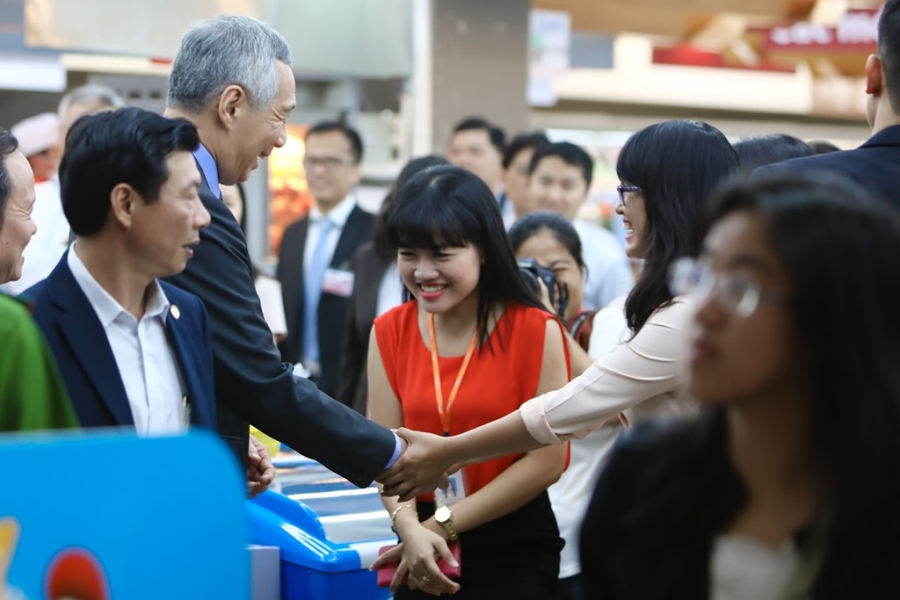 Thu tuong Ly Hien Long tham sieu thi, 'selfie' voi nguoi dan hinh anh 7