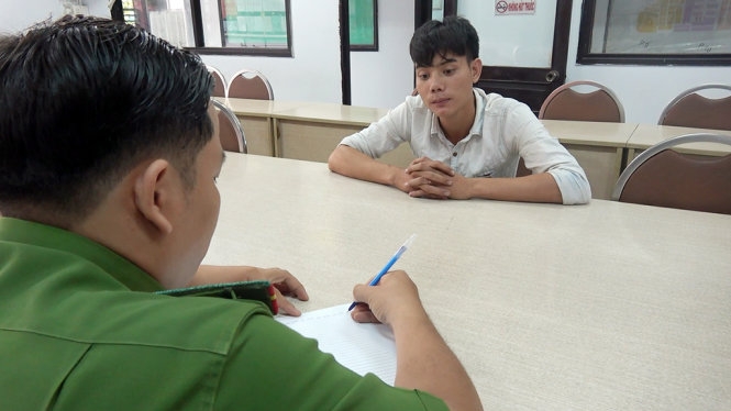 Triệu tập thanh niên cầm dao hăm dọa trên vỉa hè 