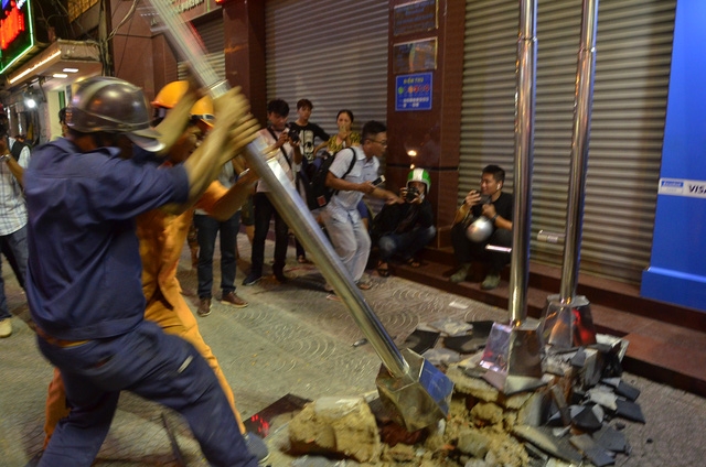 Cột cờ của ngân hàng trên đường Nguyễn Thị Nghĩa lấn chiếm vỉa hè bị phá bỏ