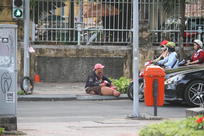 Gã ăn mày khét tiếng người Đức từng bị lật tẩy mánh khóe tại nhiều quốc gia đang làm gì ở Sài Gòn? - Ảnh 6.