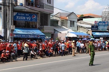 Hàng nghìn công nhân thắt lòng nhìn công ty may trong biển lửa ảnh 4
