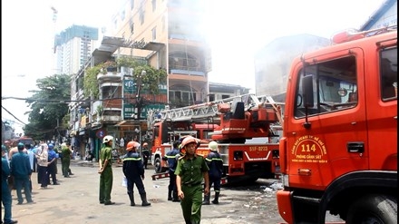 Hàng nghìn công nhân thắt lòng nhìn công ty may trong biển lửa ảnh 8
