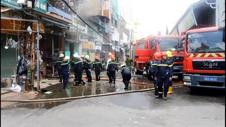 Hàng nghìn công nhân thắt lòng nhìn công ty may trong biển lửa ảnh 9