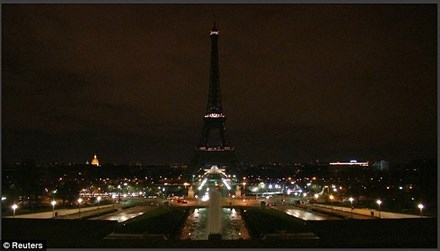 Tháp Eiffel tắt đèn để tưởng niệm nạn nhân khủng bố Anh ảnh 2