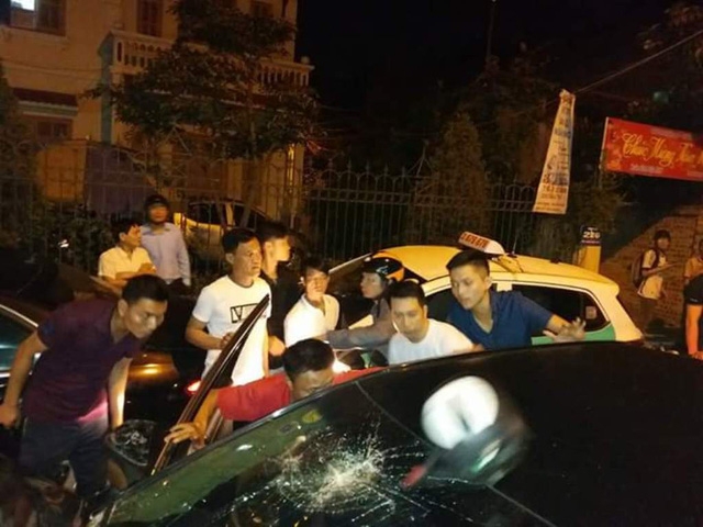  Hàng chục người lao vào lôi tài xế ra ngoài đánh vì tội bỏ chạy sau khi gây tai nạn. 
