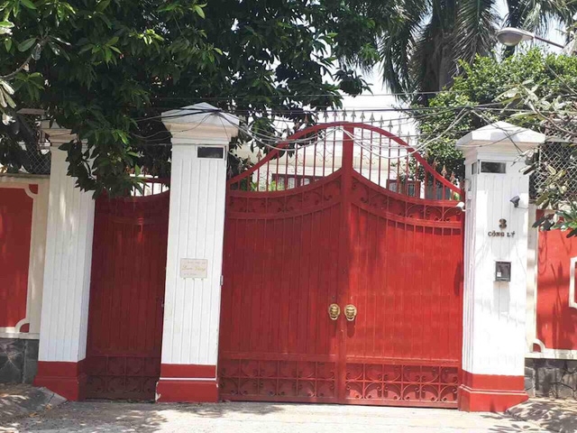 Ngôi nhà khang trang của bà Phấn luôn kín cổng cao tường