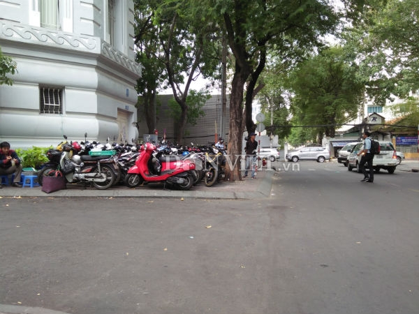 nhieu bai giu xe ngay trung tam quan 1 van chiem tron via he hinh anh 1