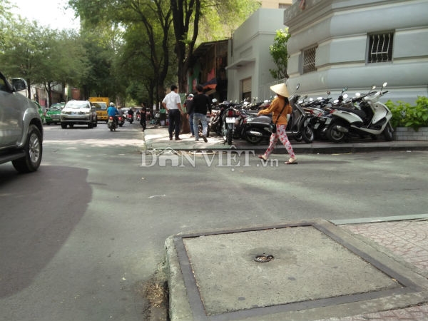 nhieu bai giu xe ngay trung tam quan 1 van chiem tron via he hinh anh 2
