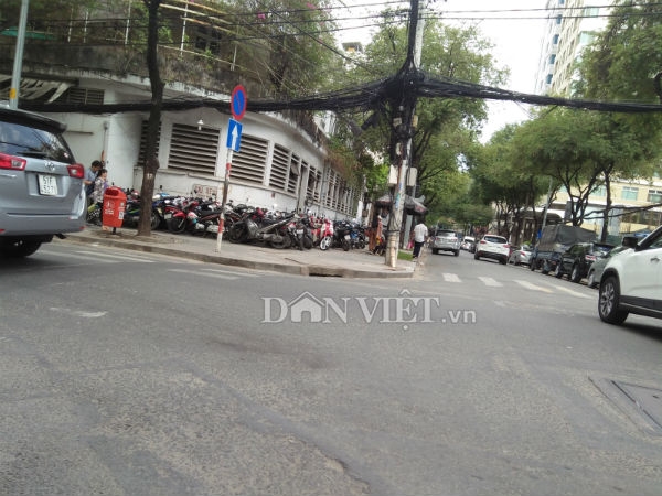 nhieu bai giu xe ngay trung tam quan 1 van chiem tron via he hinh anh 3