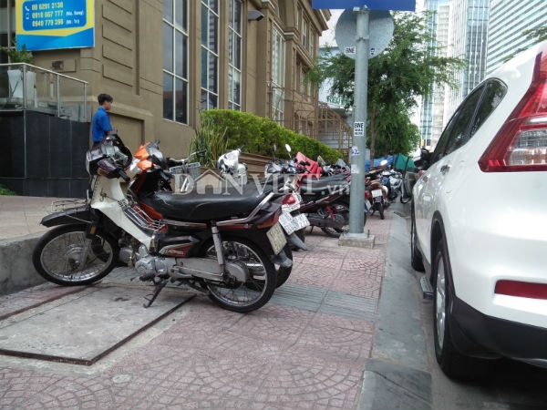 nhieu bai giu xe ngay trung tam quan 1 van chiem tron via he hinh anh 5